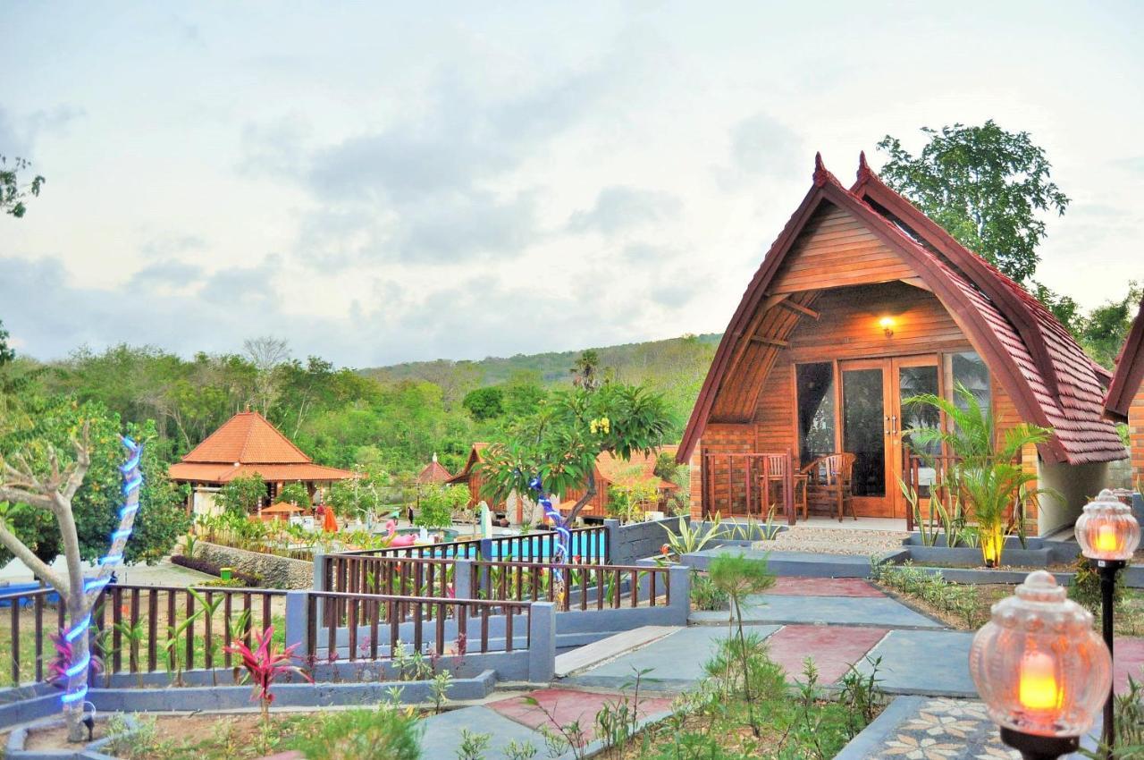 Surya Chandra Beach Bungalow Batununggul Esterno foto