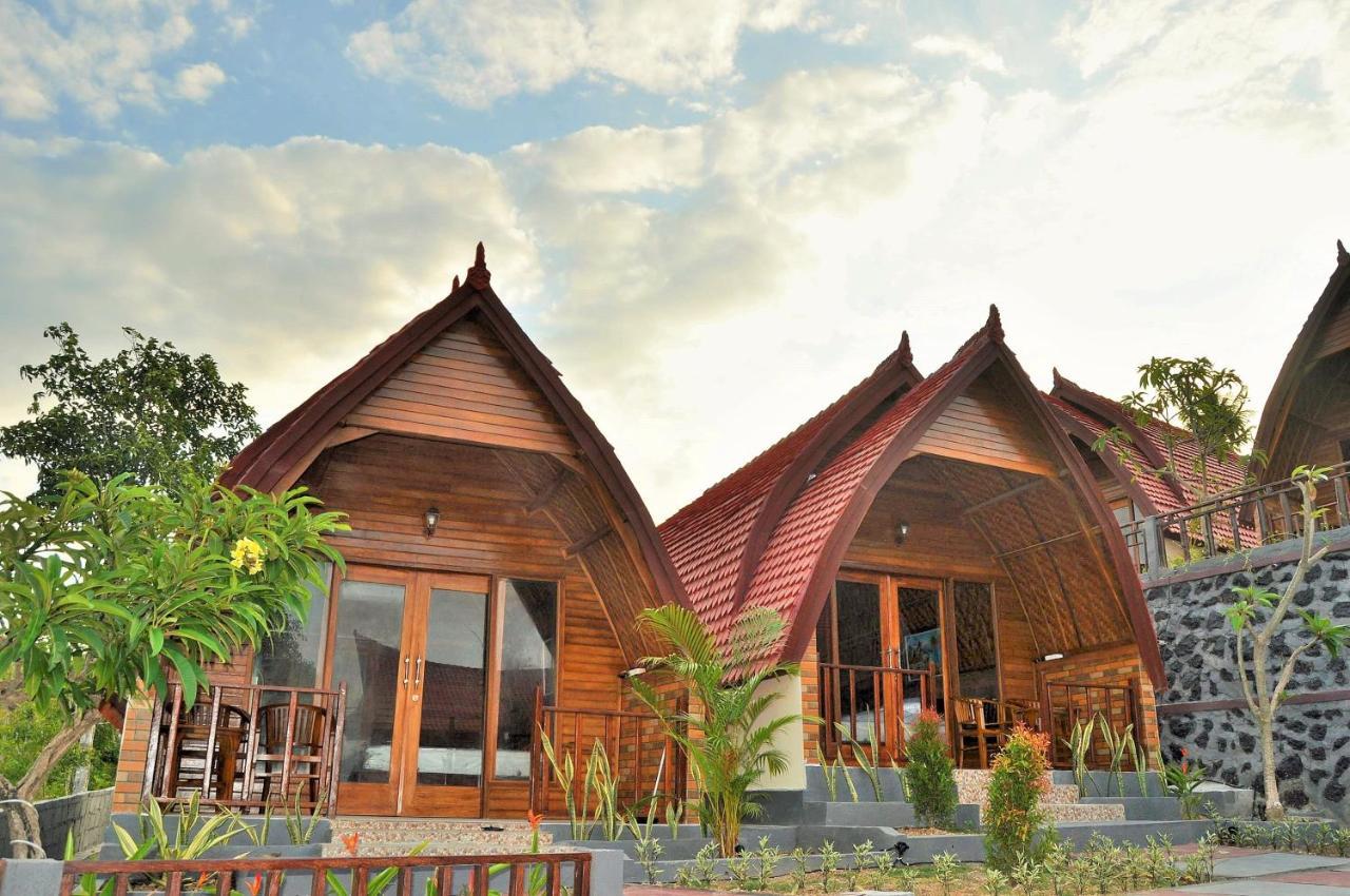 Surya Chandra Beach Bungalow Batununggul Esterno foto