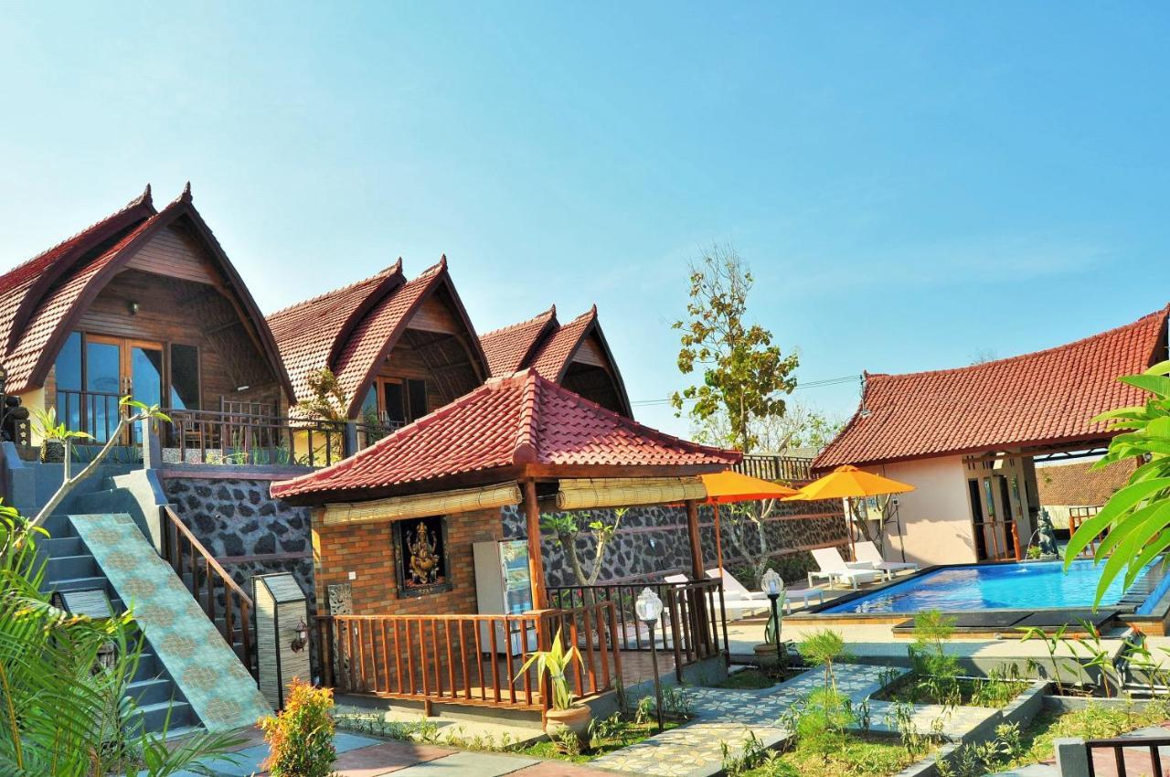 Surya Chandra Beach Bungalow Batununggul Esterno foto