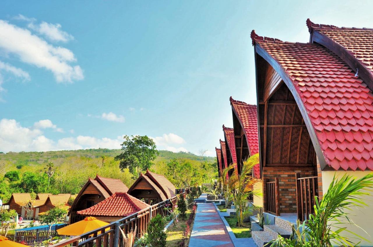 Surya Chandra Beach Bungalow Batununggul Esterno foto
