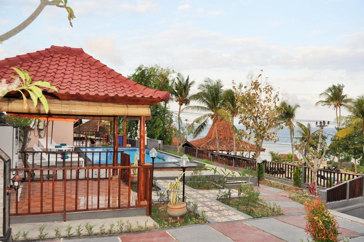 Surya Chandra Beach Bungalow Batununggul Esterno foto