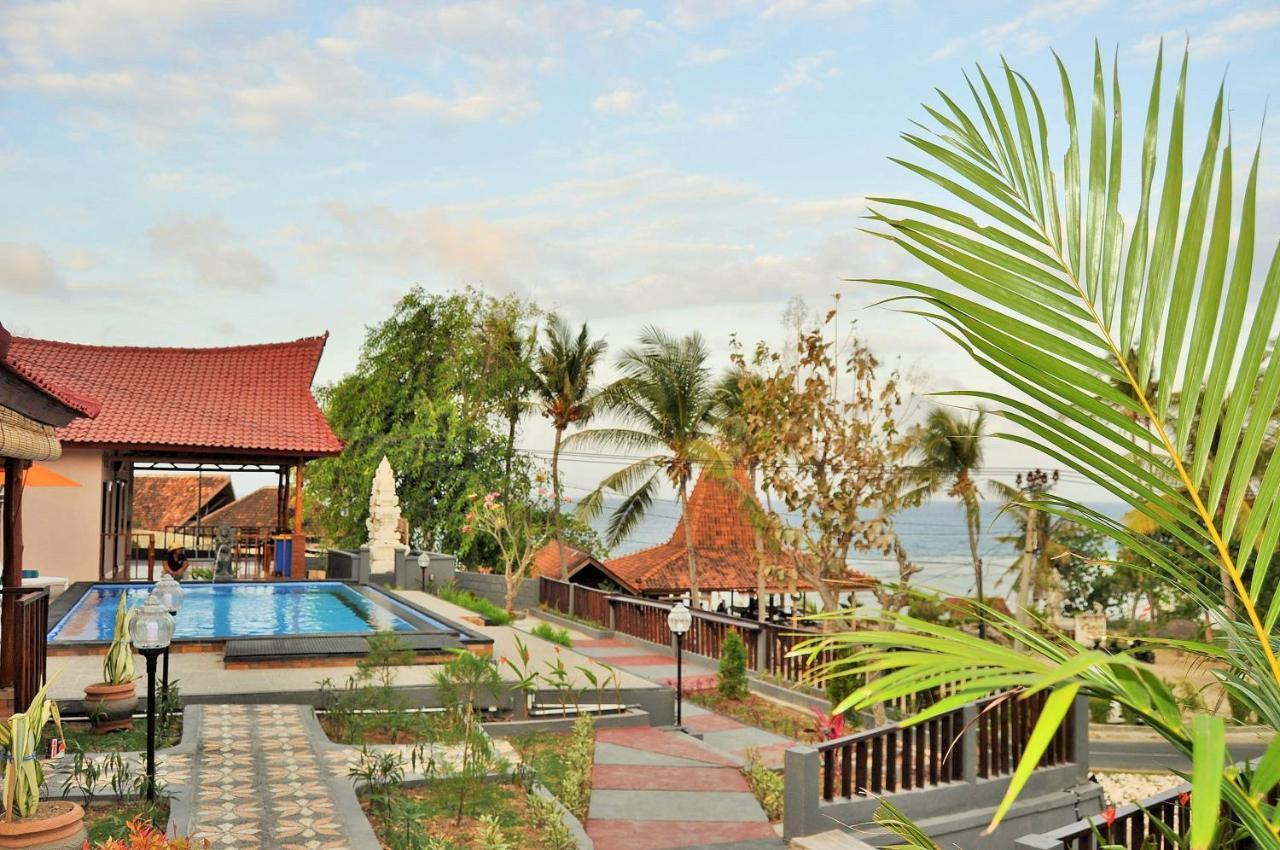 Surya Chandra Beach Bungalow Batununggul Esterno foto