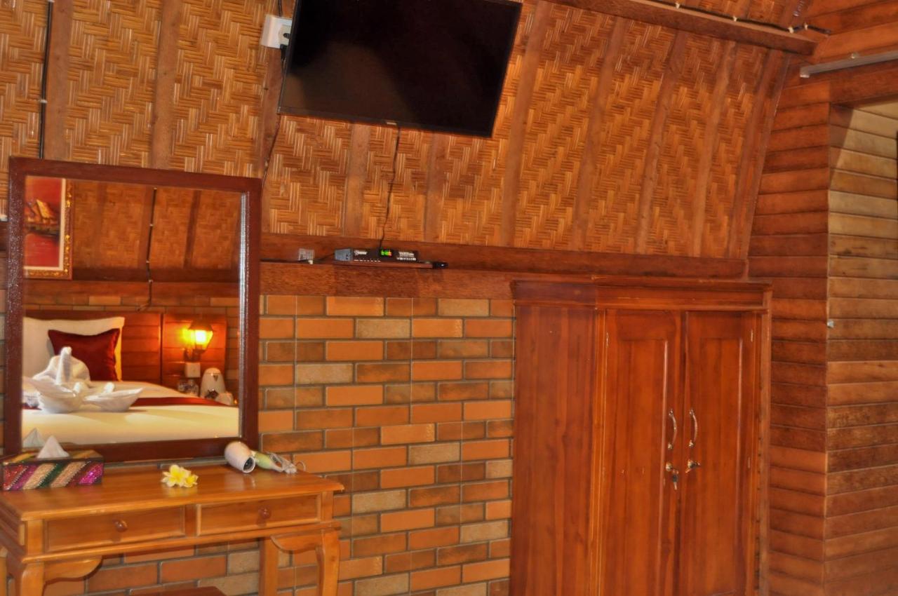Surya Chandra Beach Bungalow Batununggul Esterno foto