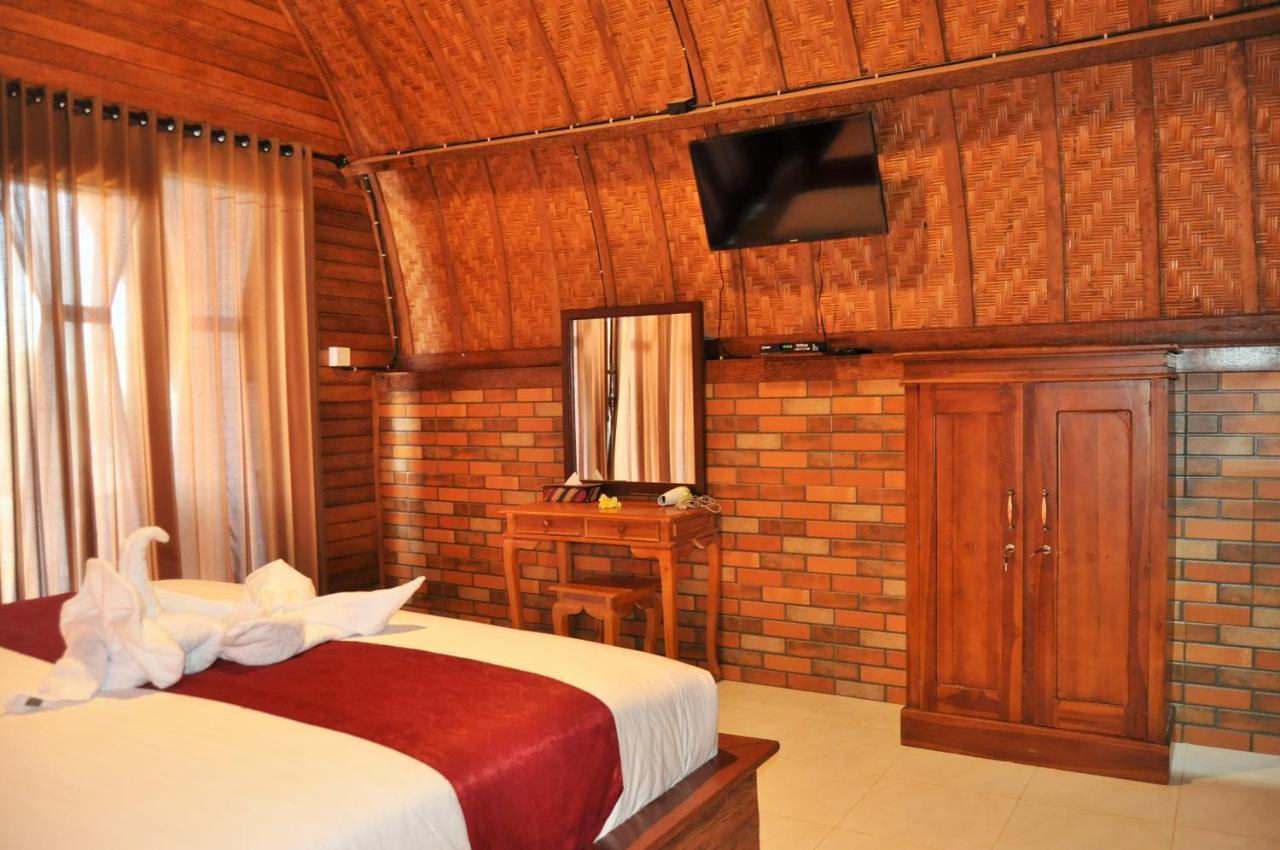 Surya Chandra Beach Bungalow Batununggul Esterno foto