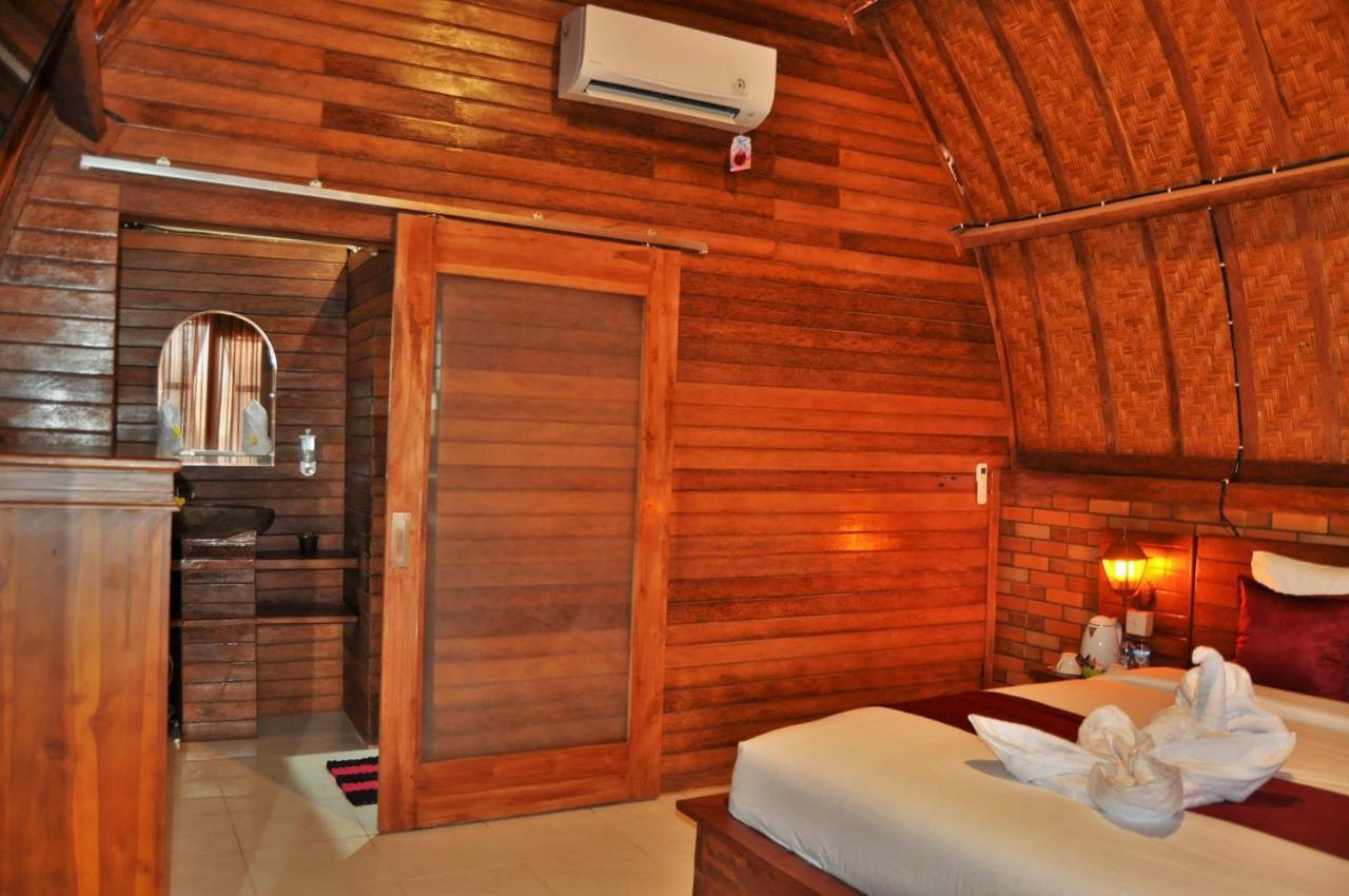 Surya Chandra Beach Bungalow Batununggul Esterno foto